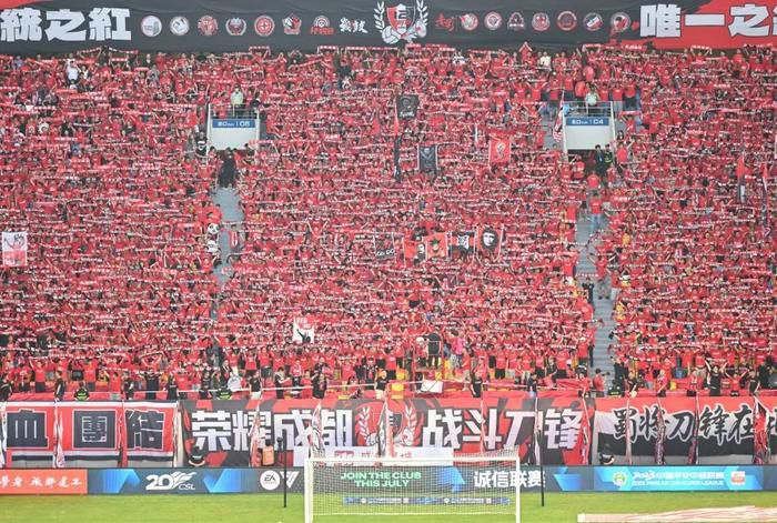 据英媒“Anfieldwatch”报道，本场比赛是远藤航近13天内的第5次首发出战，他也成为球队自2006年1月来首位完成13天5赛的球员，且此前球队仅有6人取得过该成就：芬南、卡拉格、海皮亚、杰拉德、科威尔和克劳奇。